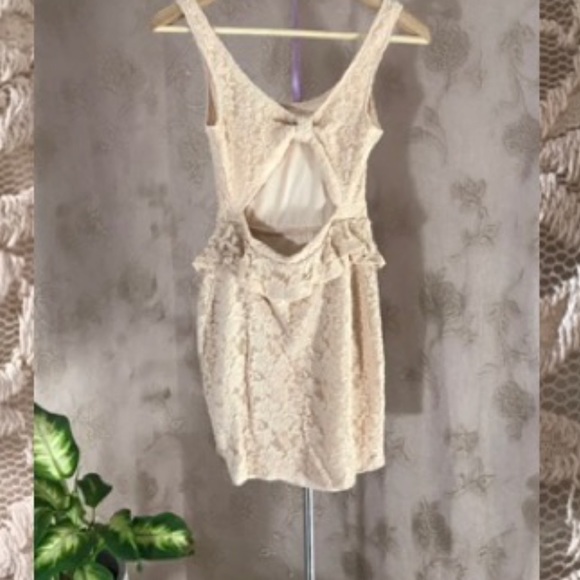 Super sexy lace peplum dress - Picture 2 of 5